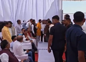 CG Politics : भूमि पूजन कार्यक्रम बना अखाड़ा, मंच पर भिड़े भाजपा नेता मंत्री – विधायक के सामने धक्का – मुकी