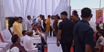 CG Politics : भूमि पूजन कार्यक्रम बना अखाड़ा, मंच पर भिड़े भाजपा नेता मंत्री – विधायक के सामने धक्का – मुकी