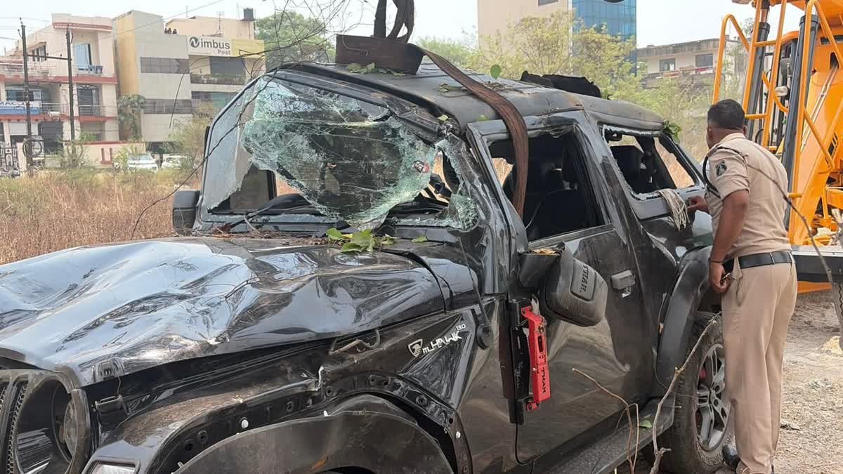 CG: बेकाबू जीप पलटी, हादसे में 1 की मौत 2 घायल, नेहरू नगर चौक की घटना