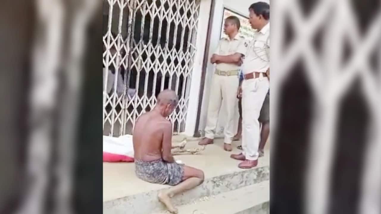 मृत बहन का कंकाल कंधे पर लादकर बैंक पहुंचा भाई, बोला- अब तो पैसे दे दो, ये है पूरा मामला