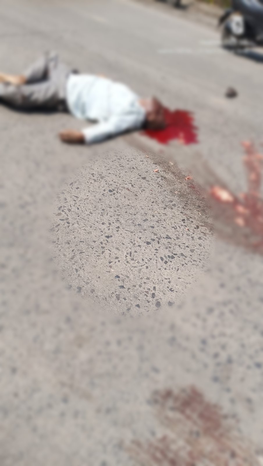 CG: भीषण सड़क हादसा, तेज रफ्तार वाहन ने स्कूटी सवार दंपति को मारी टक्कर, हुई दर्दनाक मौत