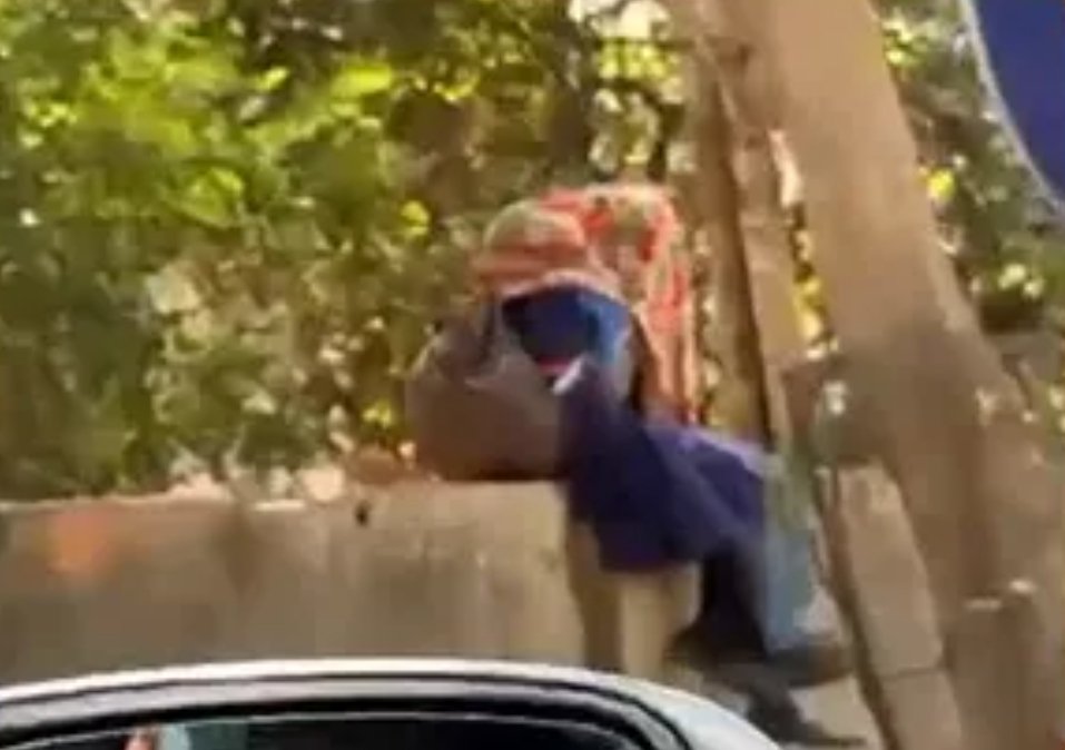 CG Viral Video : बाउंड्री वॉल पर बैठकर खुलेआम अश्लील हरकत करते नजर आई स्कूली छात्रा, स्कूल ड्रेस में लड़के के साथ रोमांस का वीडियो वायरल