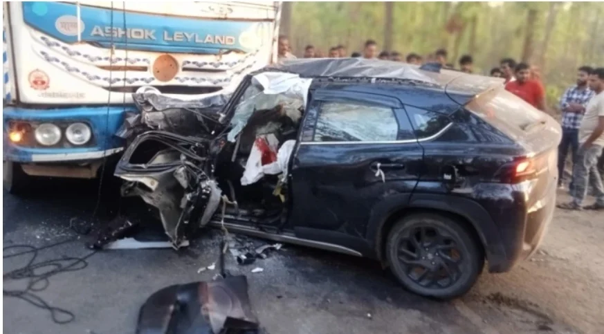 CG Road Accident : भीषण सड़क हादसा ट्रक और कार में जोरदार टक्कर, हादसे में पति – पत्नी और एसईसीएल कर्मी बेटे की मौत