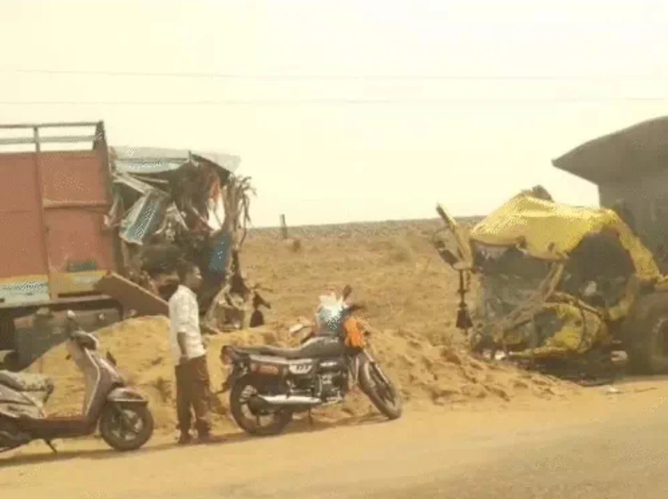 CG Road Accident : हाइवा और ट्रक के बीच भीषण टक्कर, हादसे के बाद केबिन में फंसे लोगों को जेसीबी से निकाला गया बाहर, अस्पताल में 3 घायलों ने तोड़ा दम