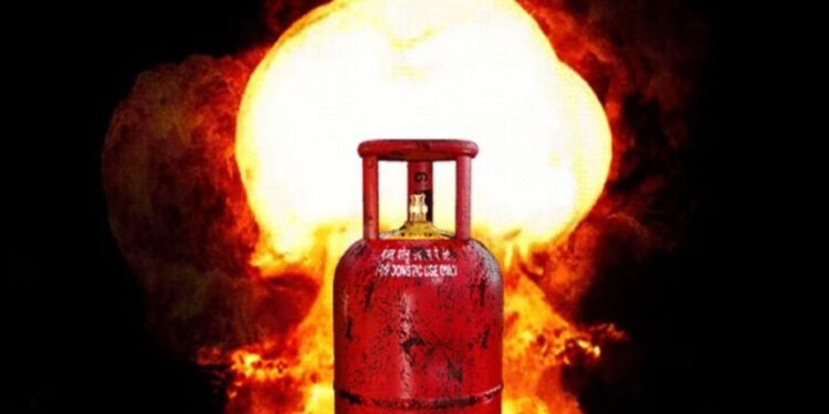 CG Breaking : खाना बनाते समय बड़ा हादसा गैस सिलेंडर पाइप फटने से लगी भीषण आग, चार लोग झुलसे