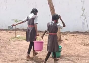 CG Viral Video : प्राथमिक शाला में बच्चों से ढुलवाया जा रहा पानी, वीडियो वायरल, जिम्मेदारों पर उठे सवाल देखे पूरा वीडियो