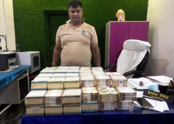 CG News : रेलवे स्टेशन में नोटों से भरा बैग बरामद सूटकेस खोलते ही पुलिस के उड़े होश, निकले इतने लाख कैश… चौंक जाएंगे आप