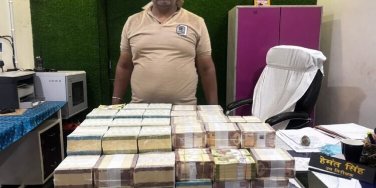 CG News : रेलवे स्टेशन में नोटों से भरा बैग बरामद सूटकेस खोलते ही पुलिस के उड़े होश, निकले इतने लाख कैश… चौंक जाएंगे आप