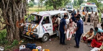 CG Road Accident : बारातियों से भरी इको वैन पेड़ से टकराई, मची चीख पुकार