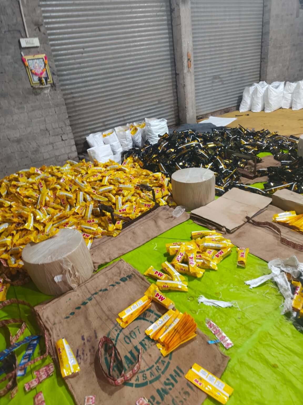 CG: अवैध गुटखा फैक्टरी में पुलिस ने मारा छापा, भारी मात्रा में गुटखा और जर्दा जब्त