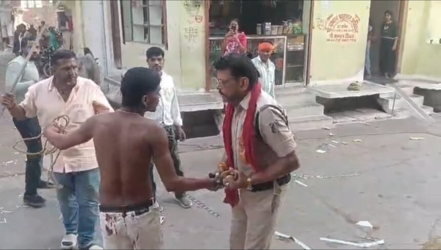 CG: दिनदहाड़े शहर में ‘खूनी तांडव: चाकू लहराकर 3 घंटे तक दहशत लोगों से मारपीट, घर पर पत्थरबाजी