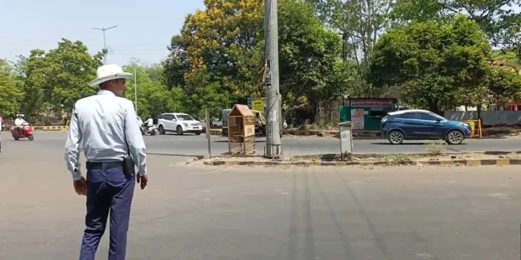 CG News : ट्रैफिक नियमों पर सख्ती, अब ‘तीसरी आंख’ से नहीं बच पायेगा कोई, 24 पुलिसकर्मी ही फंसे