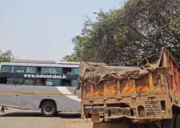 CG Road Accident : भीषण हादसा बस और ट्रक में जोरदार भिड़ंत, मची चीख पुकार