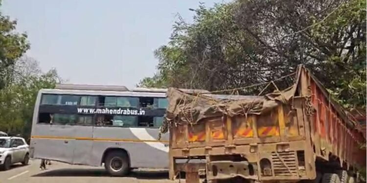 CG Road Accident : भीषण हादसा बस और ट्रक में जोरदार भिड़ंत, मची चीख पुकार