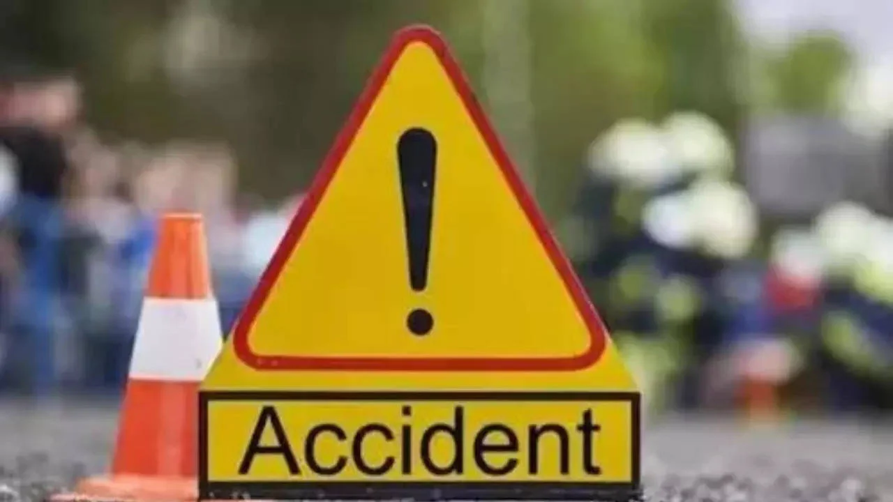 CG Road Accident : यात्रियों से भरी तेज रफ्तार बस खड़े ट्रक से जा भिड़ी, हादसे में 1 की मौत, दर्जनभर यात्री घायल, 3 की हालत गंभीर