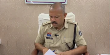 Korba : सरपंच की गुंडागर्दी पोस्टमार्टम में हुई देरी, तो कर्मचारी का सर दीवार पर पटका, हालत गंभीर, मामला हुआ दर्ज