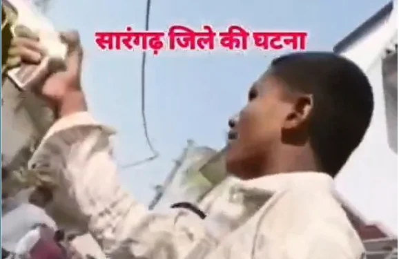 CG Viral Video : शादी समारोह में बवाल दूल्हे की गाड़ी रोक नकली बंदूक से धमकाने का वीडियो वायरल देखे पूरा वीडियो