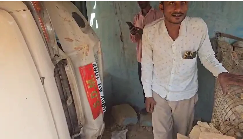 CG Road Accident : तेज रफ्तार में एसडीएम की बोलेरो दुकान में जा घुसी, SDM व सुरक्षाकर्मी सहित तीन घायल