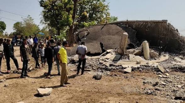 CG: बड़ा हादसा टला, जर्जर पानी टंकी भरभराकर गिरी, 10 साल बाद भरा जा रहा था पानी