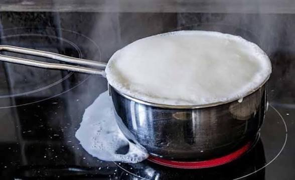 क्या आप जानते हैं कि दूध उबालने के लिए कौन सा बर्तन सबसे अच्छा होता है, जानिए क्या कहते हैं एक्सपर्ट्स