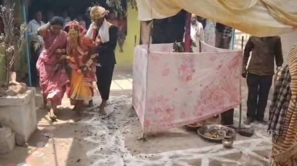 CG: शादी की ऐसी परंपरा नहीं देखी होगी! दूल्हा-दुल्हन ने जलते अंगारों पर चलकर किया गृह प्रवेश