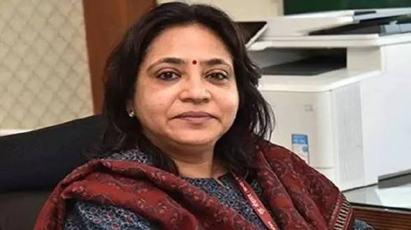 CG: जिम की लिफ्ट में फंसी IAS अधिकारी ऋचा शर्मा, वेंटिलेशन और लाइट की कमी से बिगड़ी हालत