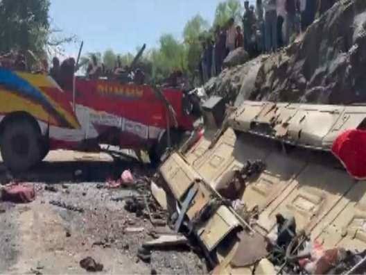 भीषण बस हादसे में 16 लोगों की मौत, मची चीख पुकार