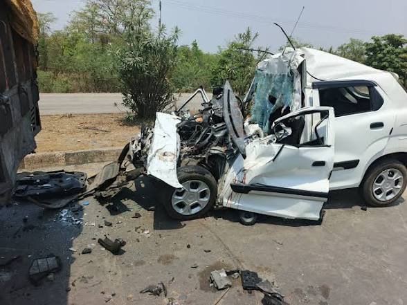 CG: भयंकर सड़क हादसा, डिवाइडर से टकराई कार, 3 लोगों की मौत और 3 घायल