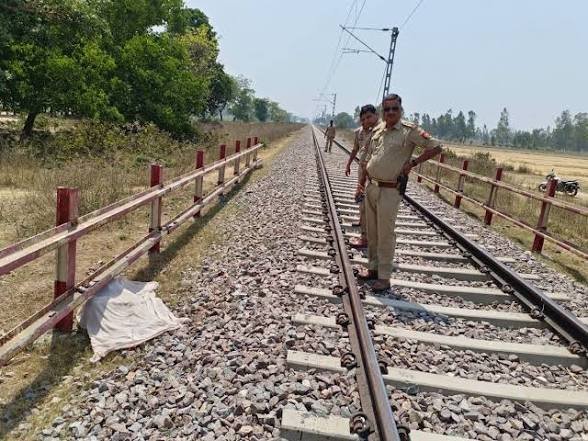 CG: मालगाड़ी से कटकर युवक की हुई दर्दनाक मौत, ट्रैक पर टुकड़ों में मिली लाश