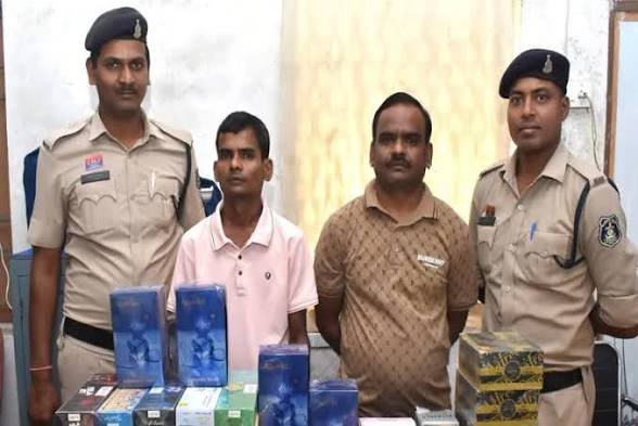 CG: हुक्का कारोबार पर पुलिस का शिकंजा, 2 आरोपी गिरफ्तार, लाखों की ई सिगरेट जब्त