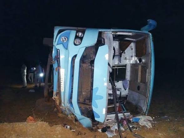 CG: बारात से लौट रही बस हादसे का शिकार, 19 घायल, 2 की हालत गंभीर