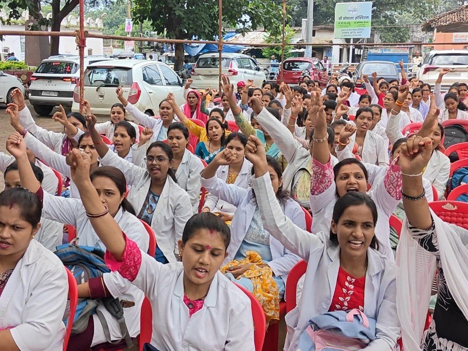 छत्तीसगढ़ के एनएचएम कर्मचारियों को अब तक की सबसे बड़ी सौगात, सीधे 6 लाख रुपए का होगा फायदा, स्वास्थ्य मंत्री ने सुनाई खुशखबरी