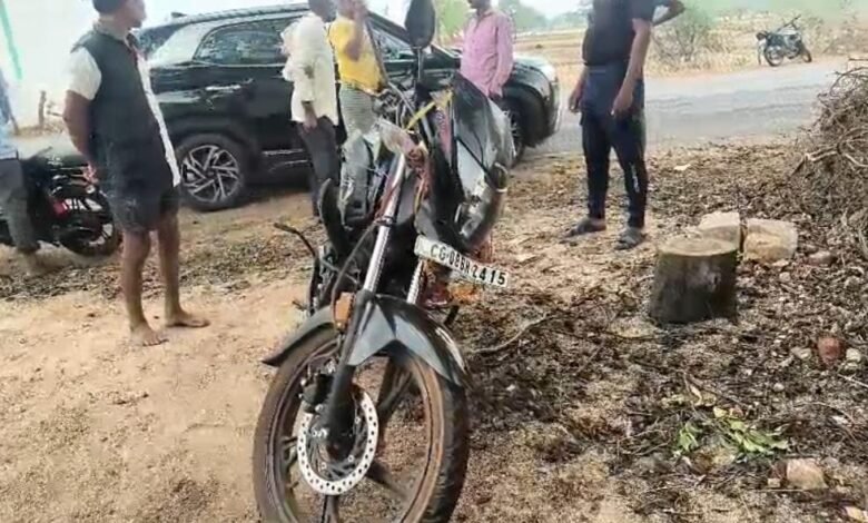 CG Road Accident : कार – बाइक की भीषण भिड़ंत, तीन युवकों की मौत …. एक युवक का पैर तो एक का हाथ हुआ शरीर से अलग …