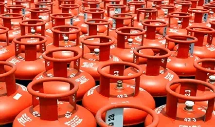 LPG Gas Cylinder Price : रसोई गैस पर मंडरा रहा बड़ा खतरा! सप्लाई संकट के बीच क्या जनता को फिर लगेगा महंगाई का झटका?