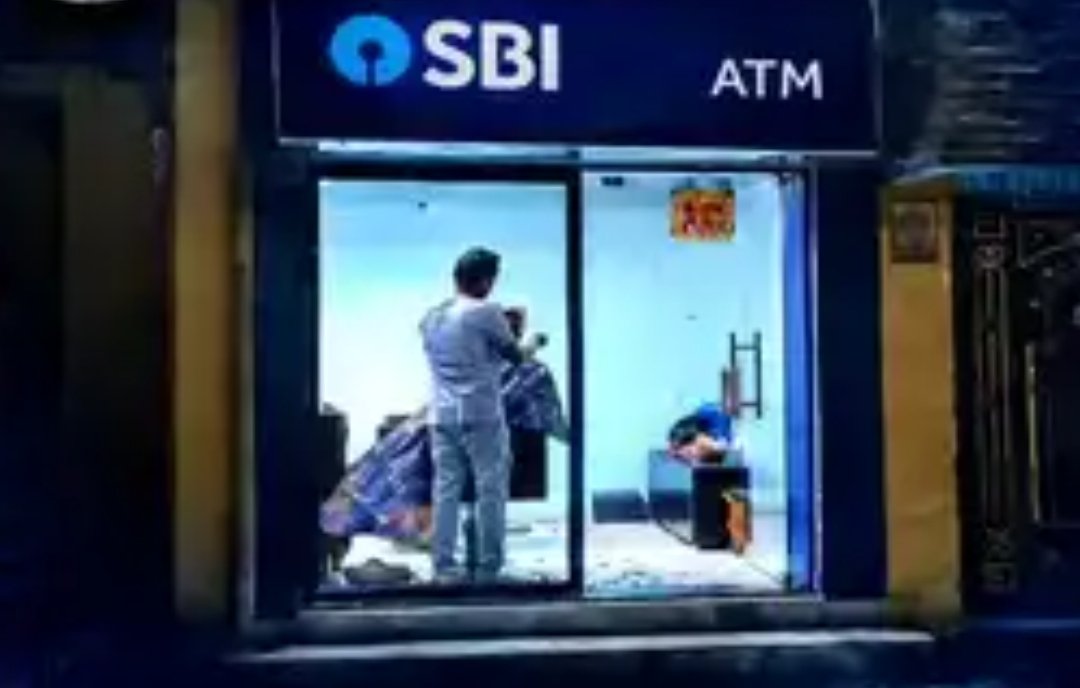 एटीएम में सैलून संचालन .. वायरल हुआ वीडियो तो सामने आया मालिक .. बताई वजह .. आप भी सुनें देखे वायरल वीडियो