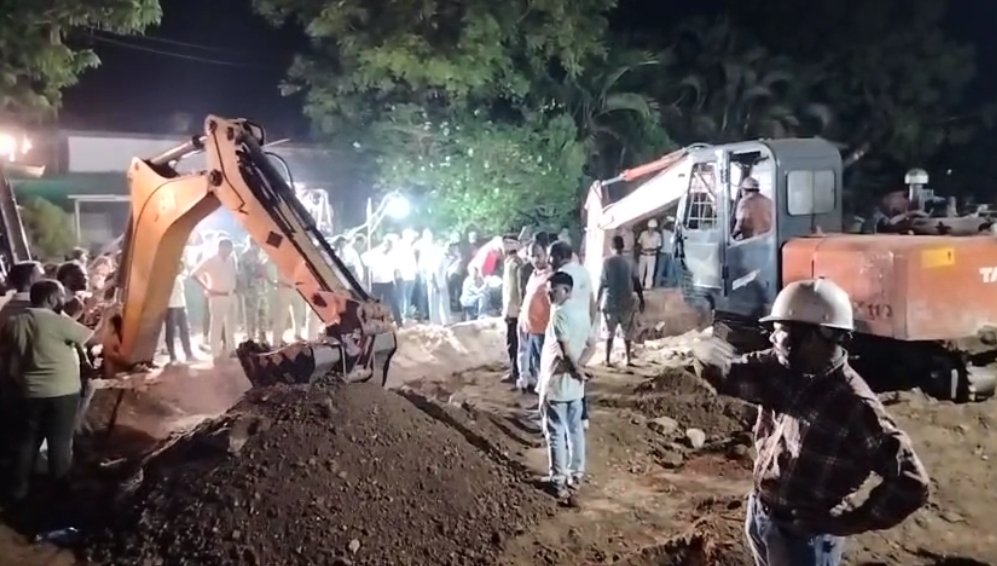 CG Breaking : जिले में दर्दनाक हादसा, मिट्टी धंसने से 3 मजदूरों की मौत, जानिए खुदाई कैसे बनी काल ? देखे पूरा वीडियो