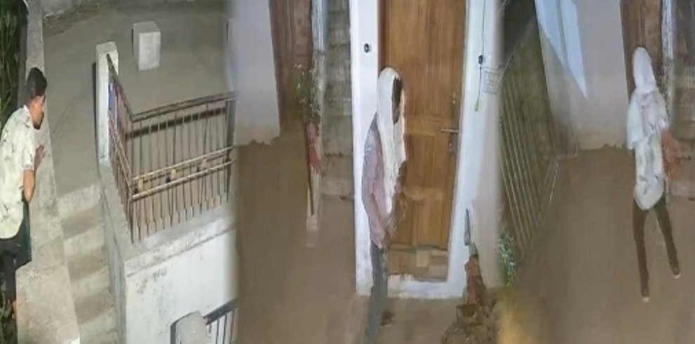 CG Crime : आधी रात छत के रास्ते घर में घुसे चोर, 8 CCTV फुटेज में कैद हुई वारदात