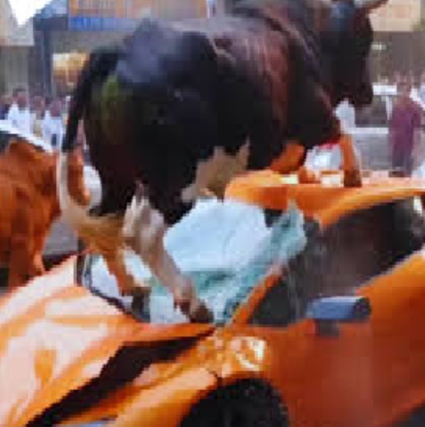 Viral Video : 4 करोड़ की लम्बोर्घनी पर सांडों के हमले वाला वायरल वीडियो निकला फेक, जानें क्या है पूरी सच्चाई