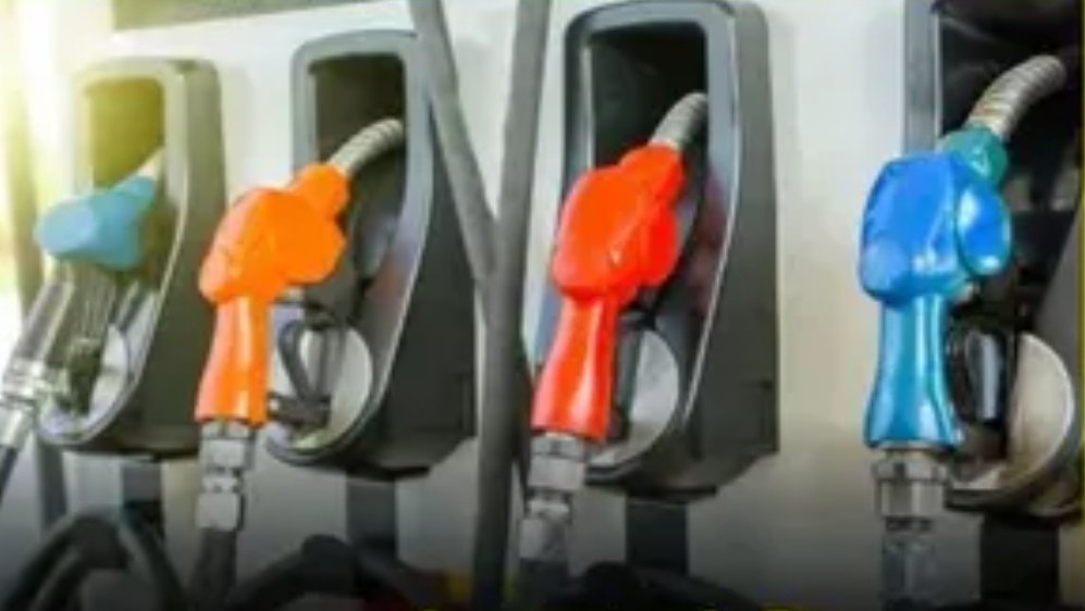 Petrol Diesel Price : फिर लग सकता है महंगाई का झटका, इतने रुपए तक बढ़ सकते हैं पेट्रोल और डीजल के दाम! सामने आई ये बड़ी वजह?