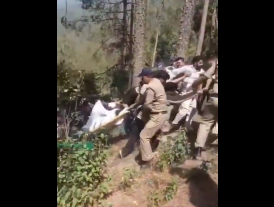 एक ही परिवार के 5 कार सवारों की दर्दनाक मौत.. ब्रेक की जगह ड्राइवर ने दबा दिया एक्सीलेटर!.. 400 मीटर की गहराई में मिली सभी लाशें..