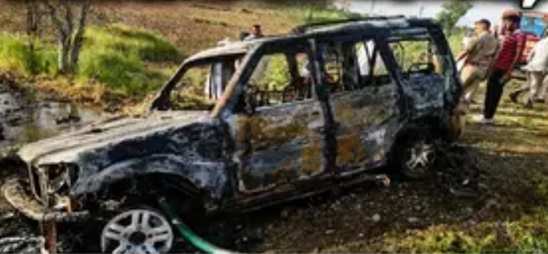 Crime News : कार के अंदर मिली कांग्रेस नेता समेत परिवार के 4 लोगों की लाशें, हालत देखकर दंग रह गई पुलिस, मौत से कुछ घंटे मांगी थी सुरक्षा