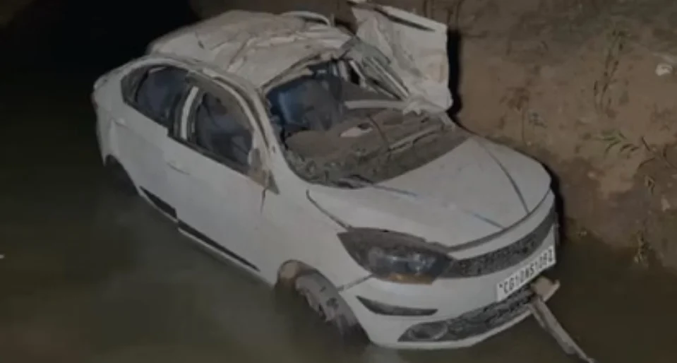 CG Road Accident : दर्दनाक हादसा, तेज रफ्तार कार नदी में गिरी, चार युवकों की मौत, दो की हालत गंभीर