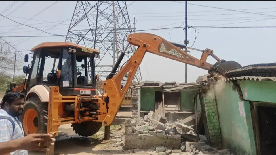 CG News : ‘बुलडोजर एक्शन’, नाबालिग से दुष्कर्म के आरोपी के अवैध मकान पर चला बुलडोजर, प्रशासन ने लिया एक्शन