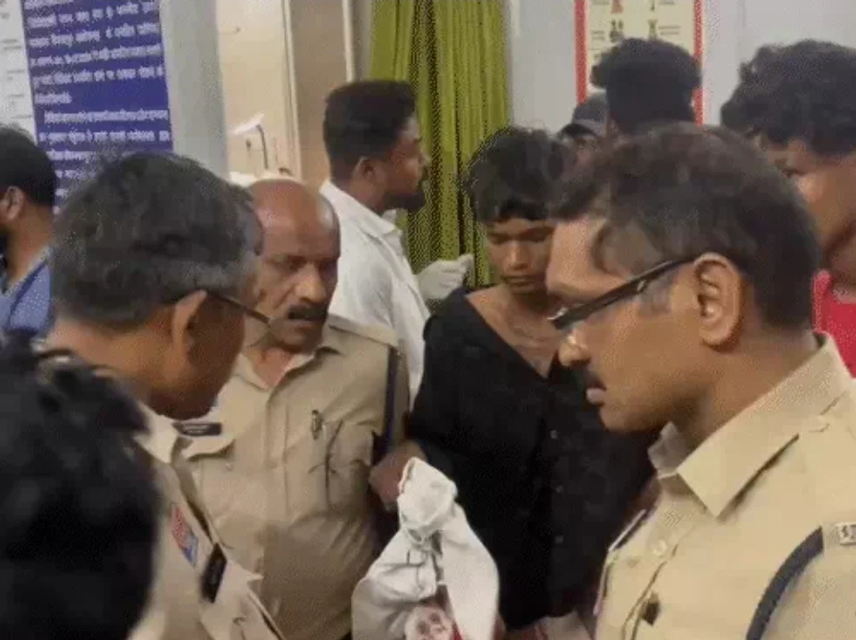 CG Crime : लव ट्रायंगल में युवक की चाकू मारकर हत्या, एक गर्लफ्रेंड से दो युवकों का बातचीत बना खूनी विवाद, 2 दोस्तों की हालत गंभीर