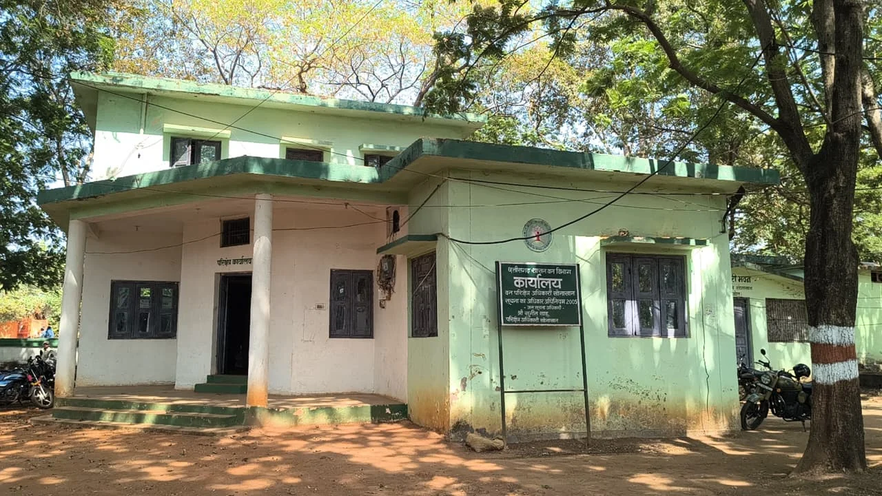 CG News : सरकारी दफ्तर में दारू – मुर्गा पार्टी के दौरान SDO की गोल्ड चेन हो गयी गायब, गुस्से में चार कर्मचारियों की साहब ने कर दी छुट्टी