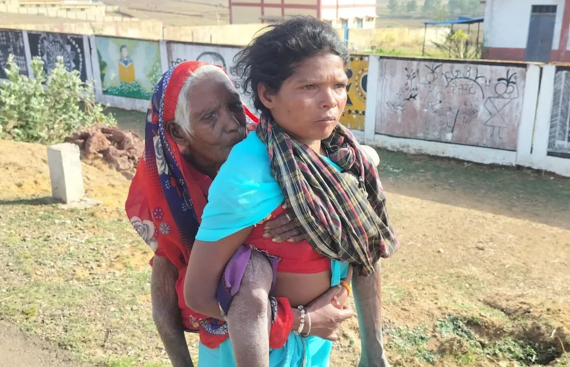 CG : पेंशन के लिए 90 वर्षीय सास को पीठ पर लादकर बहू पहुंची बैंक, सरकारी सिस्टम पर उठे सवाल…