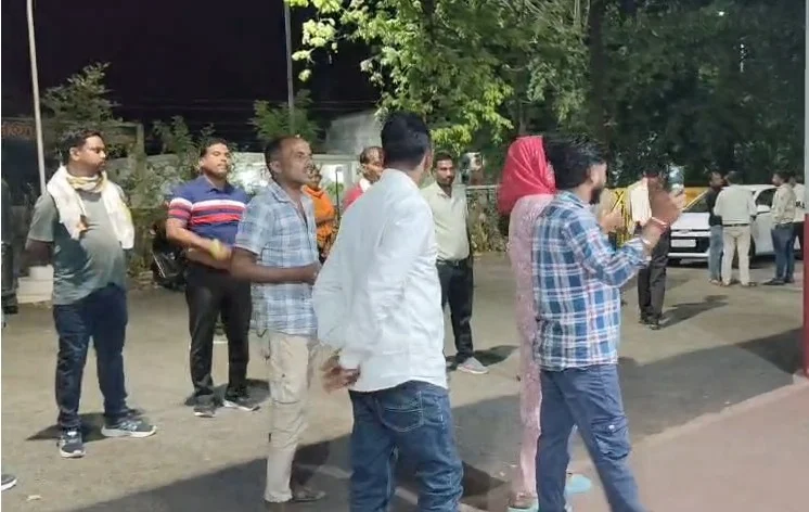 CG News : शादी के दो दिन बाद प्रेमी पहुंचा दुल्हन के ससुराल, हाई वोल्टेज ड्रामा से टूटी शादी की कगार पर पहुंची रिश्ते की डोर