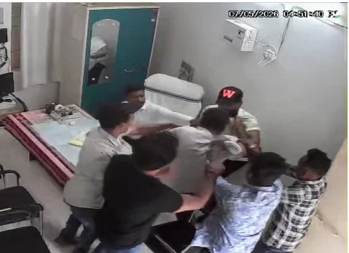 CG News : सरकारी दफ्तर में जमकर मारपीट, इंजीनियर ने अकाउंटेंट में जमकर मारे लात-घूंसे, वेतन को लेकर हुआ बवाल, वीडियो वायरल