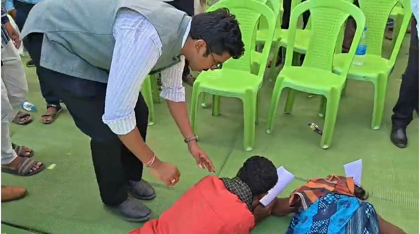CG News : पैर मे गिरकर मांगा घर: शर्मनाक राष्ट्रपति के दत्तक पुत्र को पैर में गिरकर मांगना पड़ रहा घर, सुशासन तिहार में पति-पत्नी ने कर दिया भावुक …