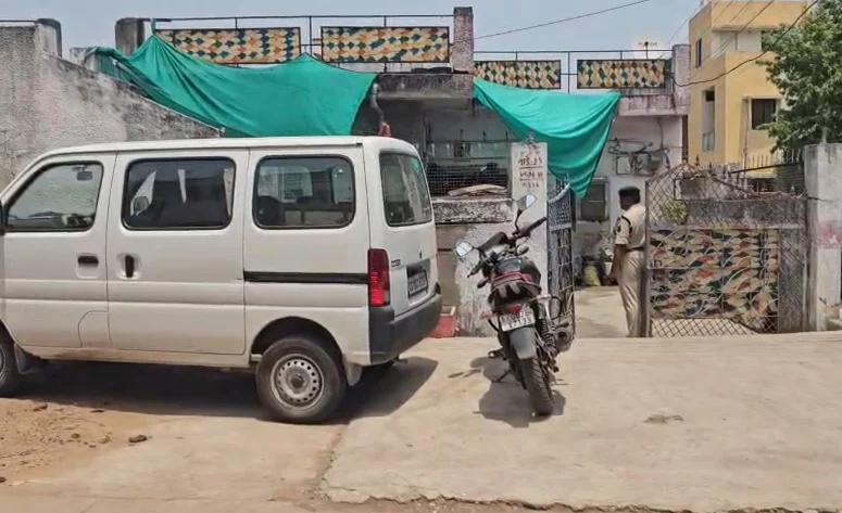 CG News : एक ही घर से उठीं 4 अर्थियां! बंद कमरे के अंदर का खौफनाक मंजर देख कांप उठी पुलिस, आखिर क्यों परिवार ने उठाया ऐसा कदम ?
